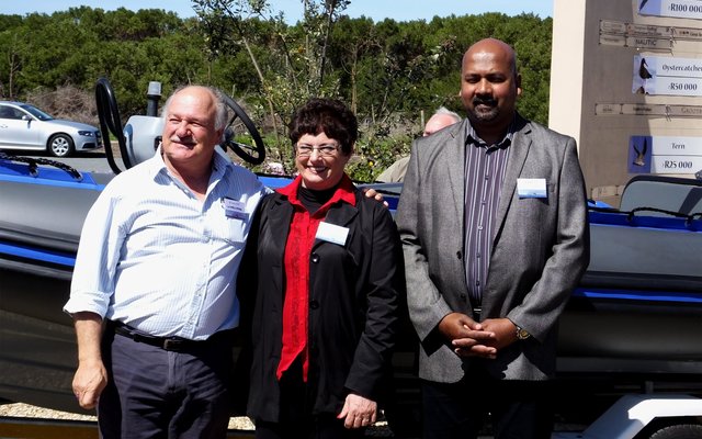 Vlnr is Wilfred Chivell, Susan Visagie en Keith Govender, Uitvoerende Direkteur van Nautic Suid-Afrika wat Nautic se boot oorhandig het